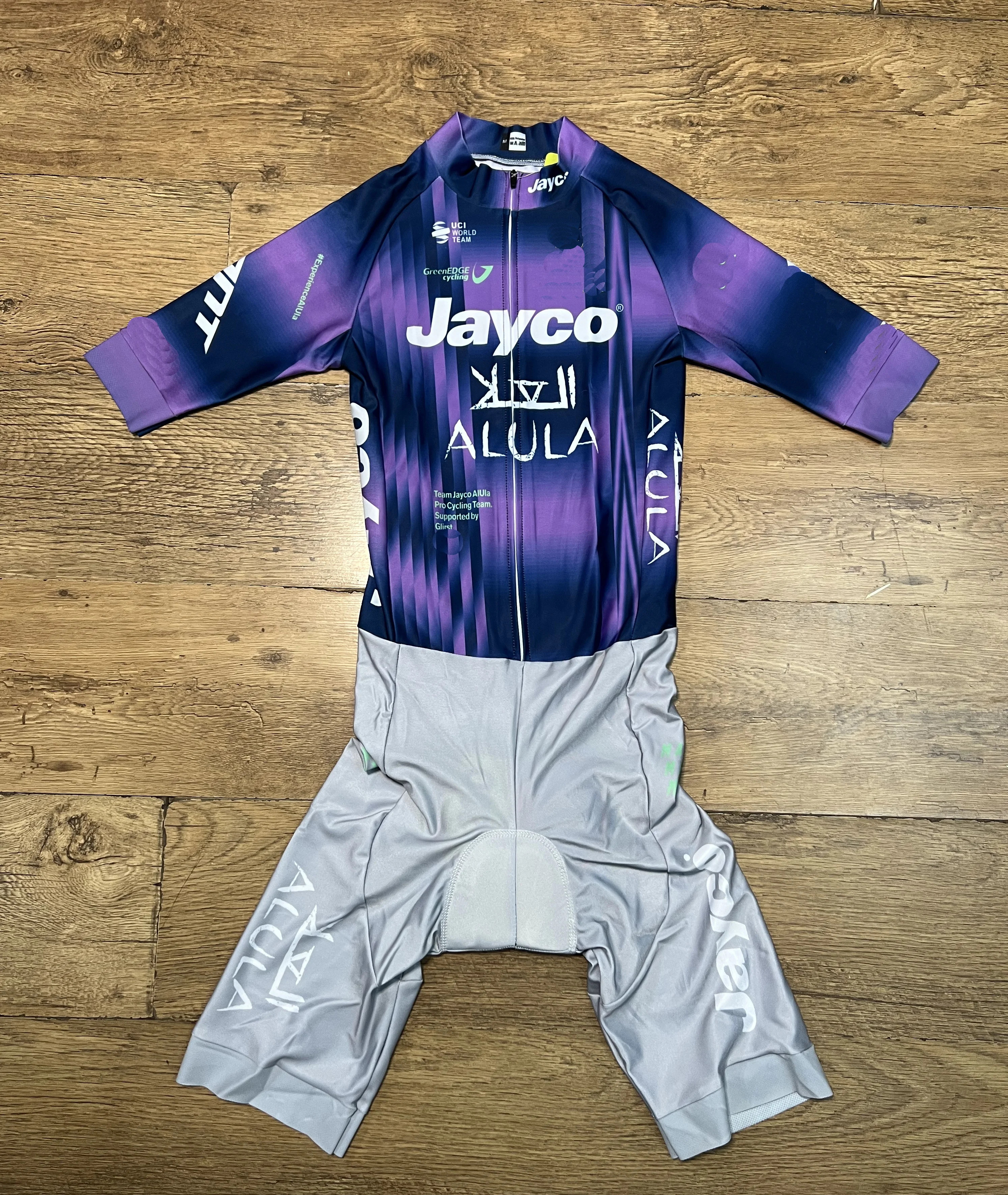 2025 Jayco AlUla Men Team Body - Triathlon Cycling Kit recensie en prijs