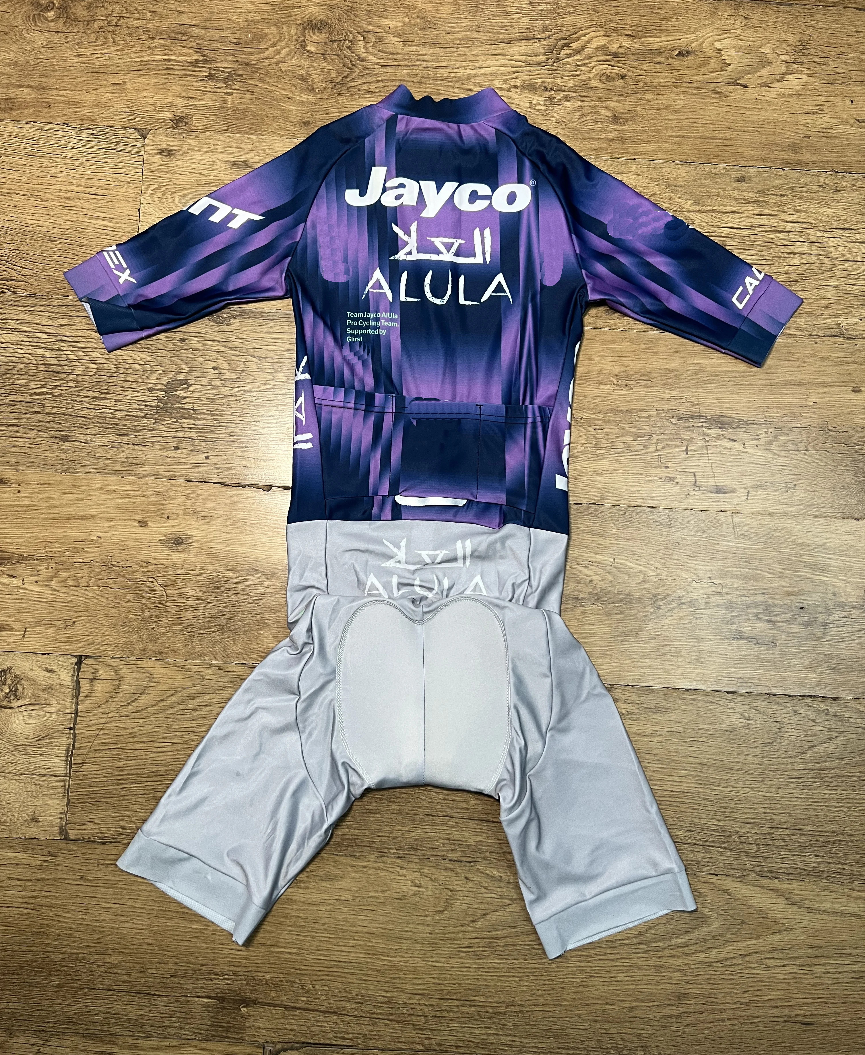 2025 Jayco AlUla Men Team Body - Triathlon Cycling Kit recensie en prijs